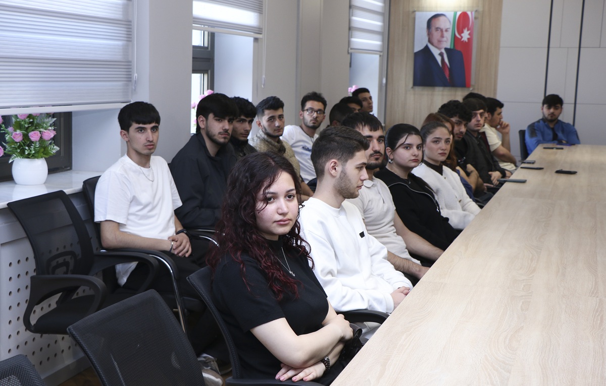 AzMİU-da tələbələr elektron siqaretlərin zərərləri barədə məlumatlandırılıb