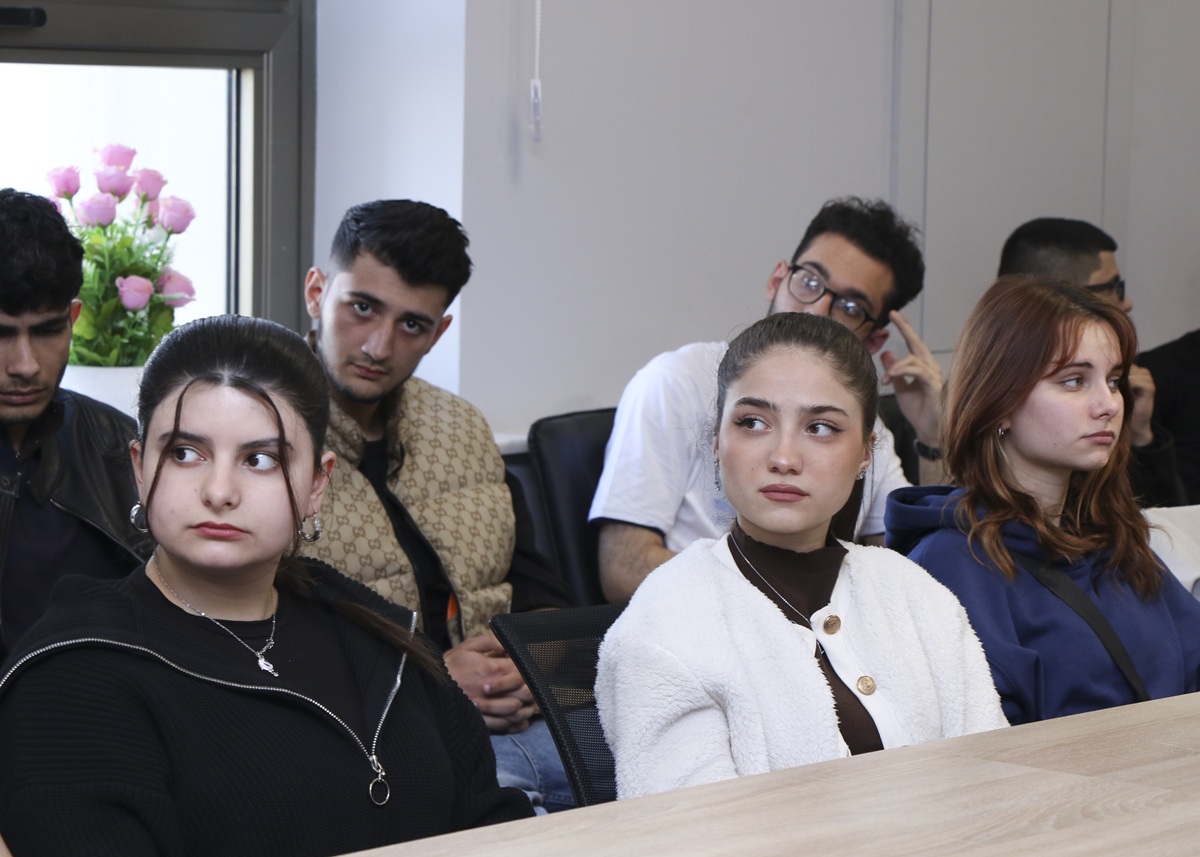 AzMİU-da tələbələr elektron siqaretlərin zərərləri barədə məlumatlandırılıb