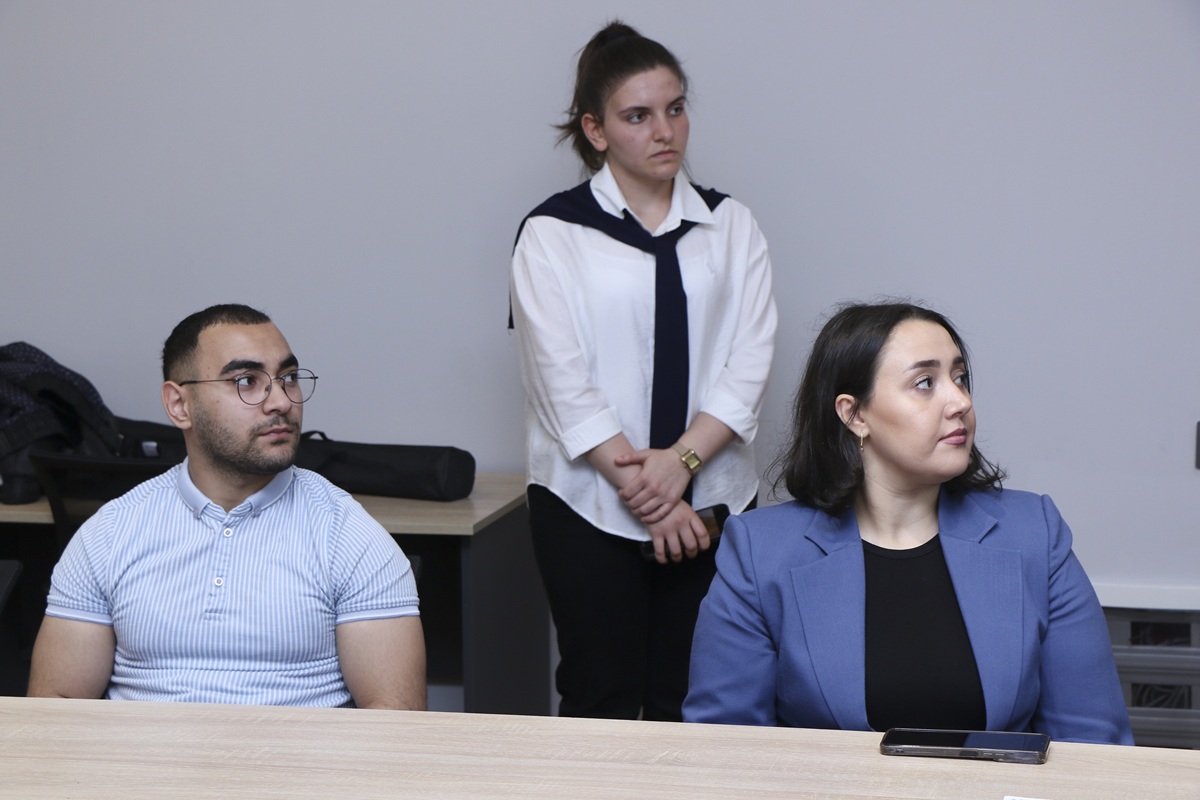 AzMİU-da tələbələr elektron siqaretlərin zərərləri barədə məlumatlandırılıb