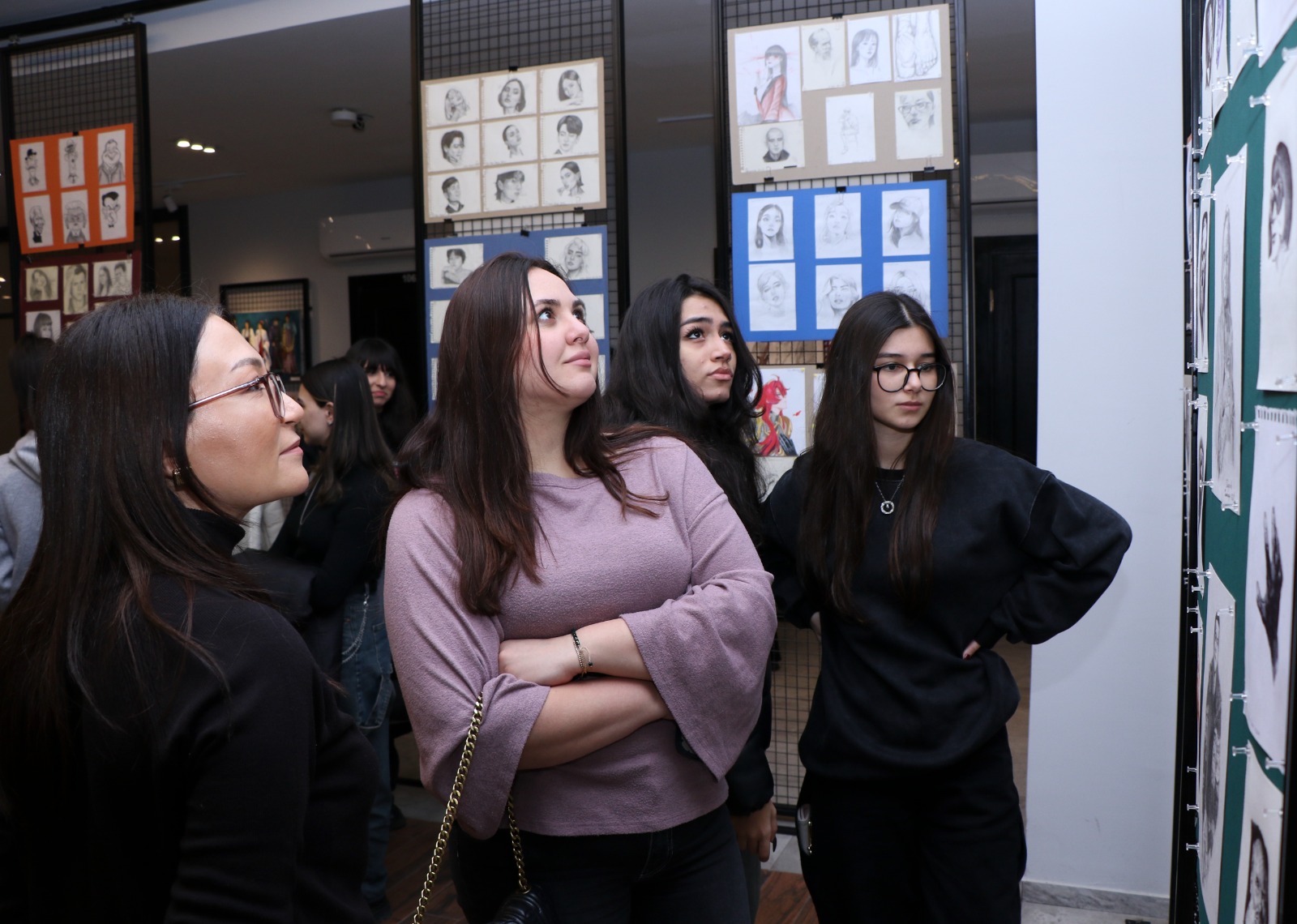 AzMİU-da tələbələrin əl işlərindən ibarət sərgi açılıb