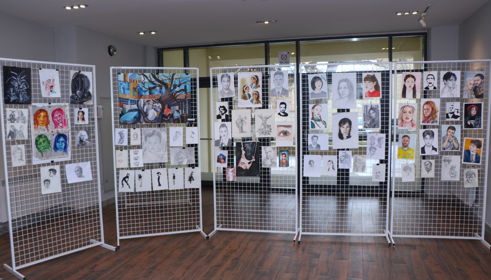 AzMİU-da tələbələrin əl işlərindən ibarət sərgi açılıb