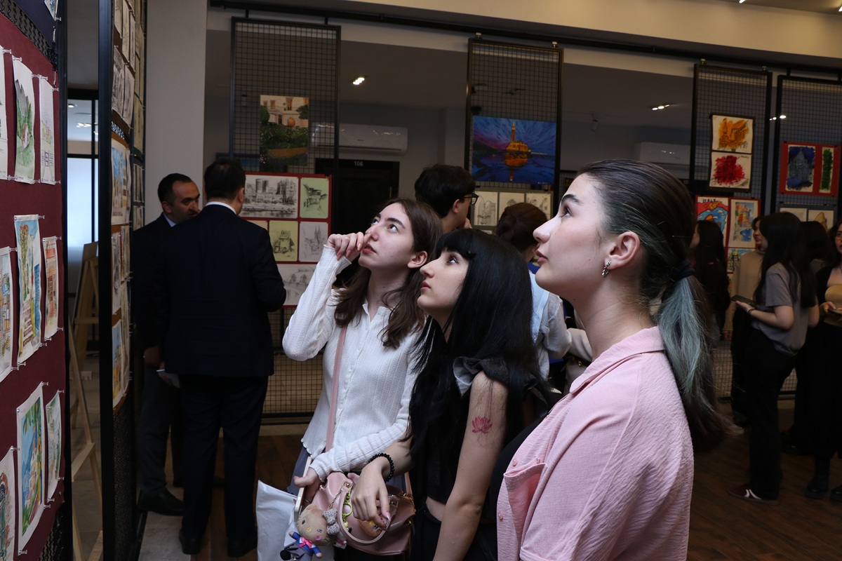 AzMİU-da “Urban” adlı yaradıcılıq sərgisi açılıb