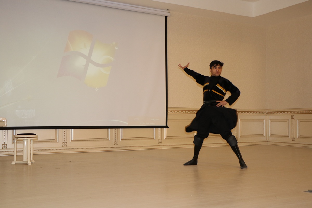 AzMİU əməkdaşları Sumqayıt məktəbliləri ilə görüşüblər