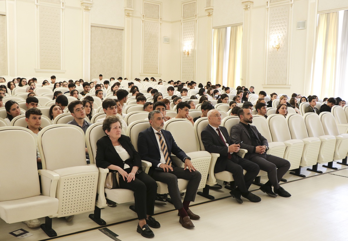 AzMİU əməkdaşları Sumqayıt məktəbliləri ilə görüşüblər