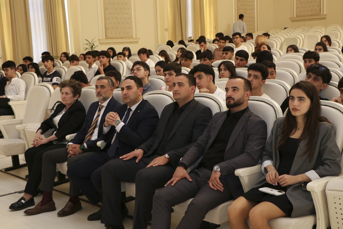 AzMİU əməkdaşları Sumqayıt məktəbliləri ilə görüşüblər