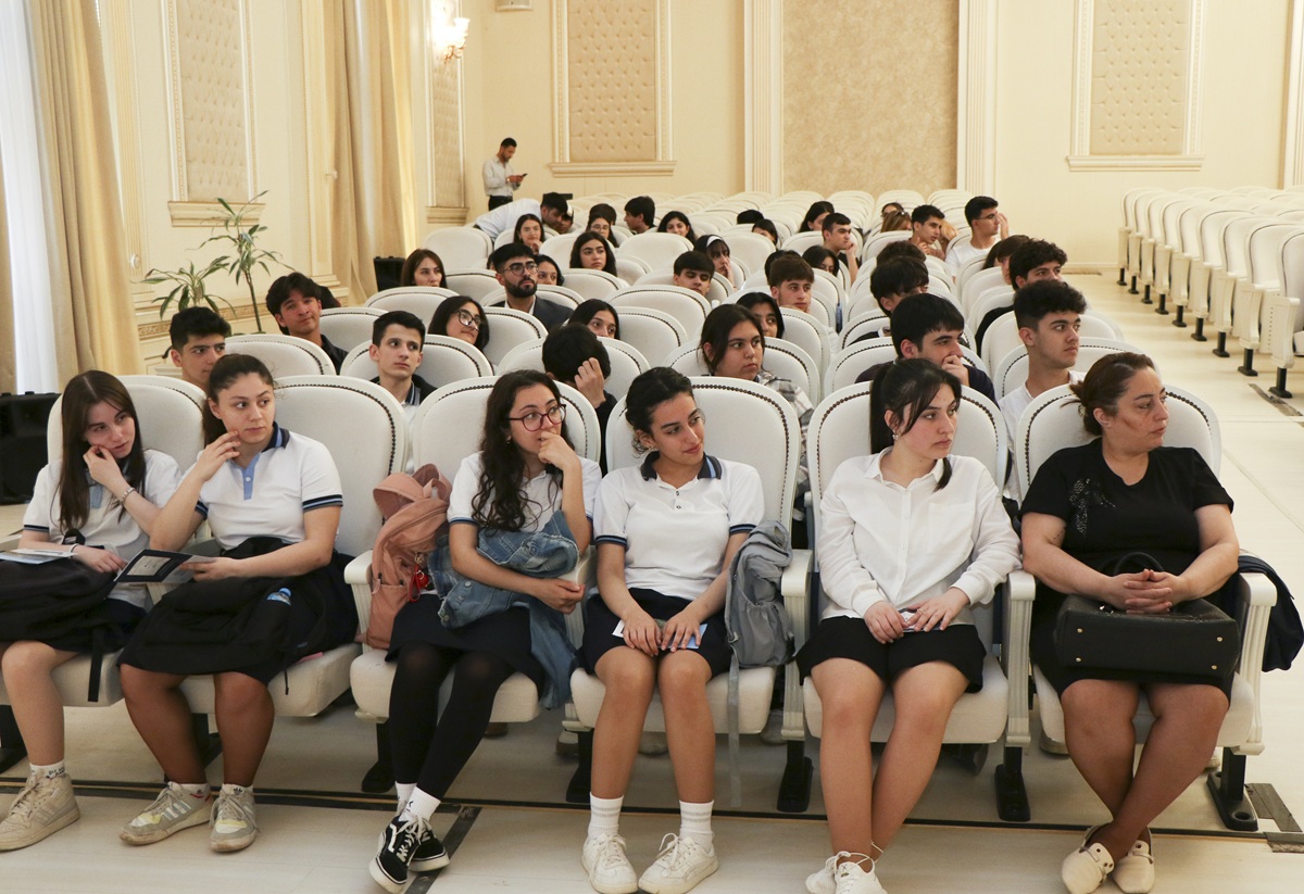 AzMİU əməkdaşları Sumqayıt məktəbliləri ilə görüşüblər