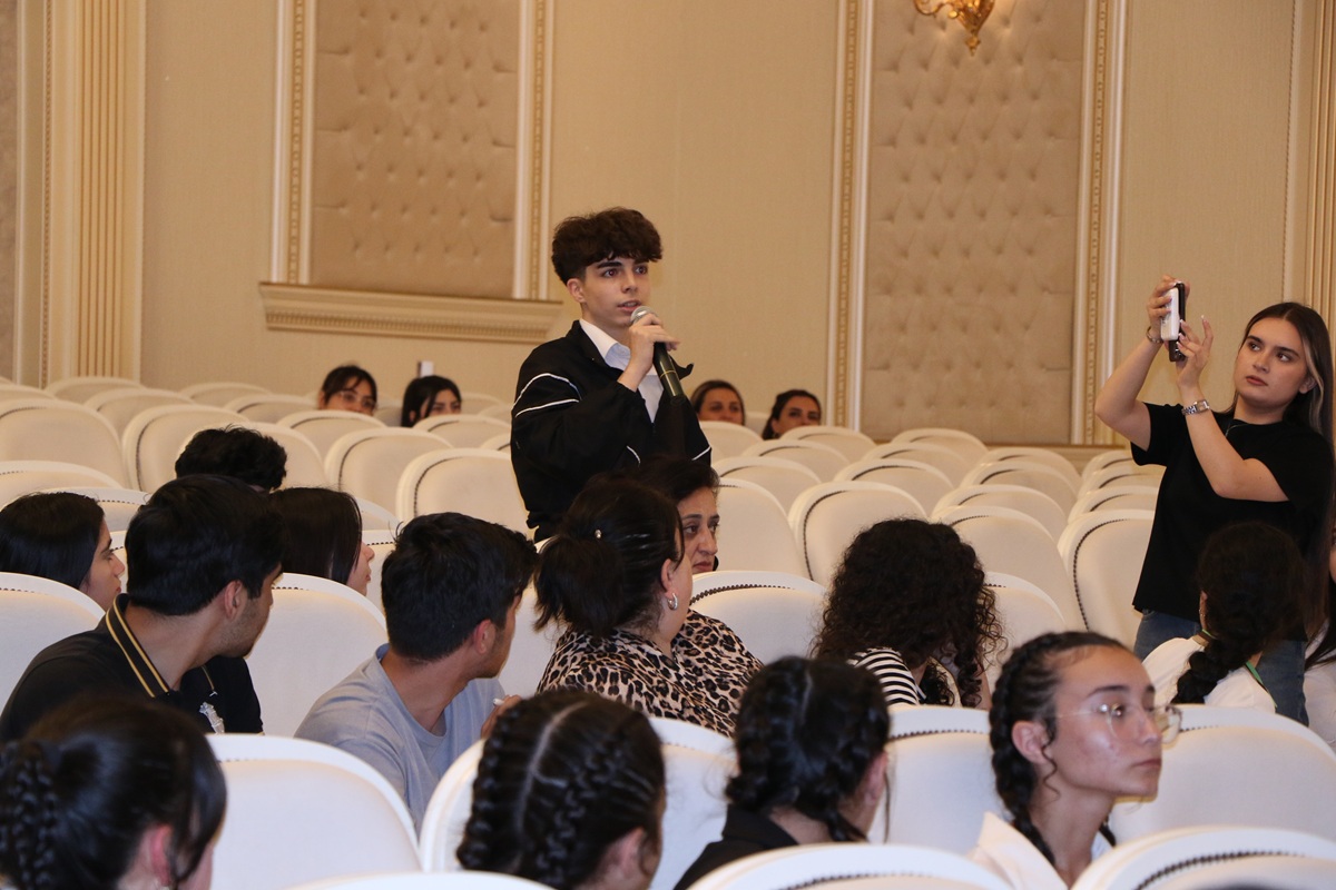 AzMİU əməkdaşları Sumqayıt məktəbliləri ilə görüşüblər