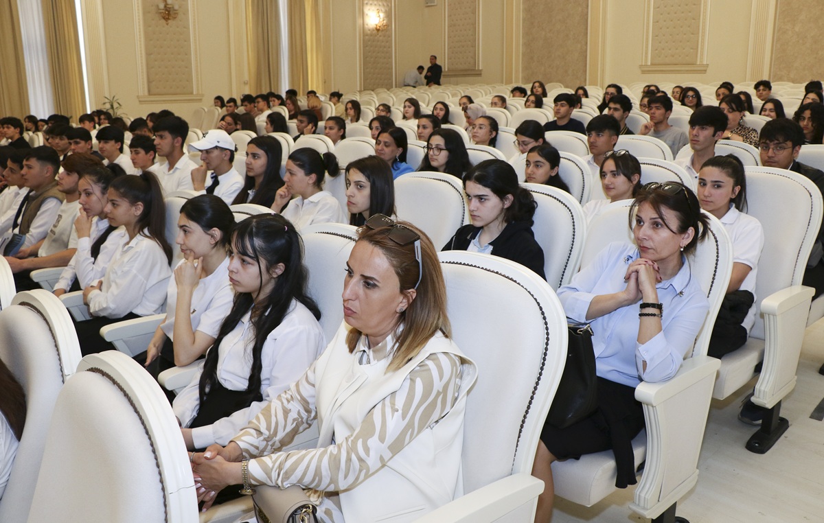 AzMİU əməkdaşları Sumqayıt məktəbliləri ilə görüşüblər