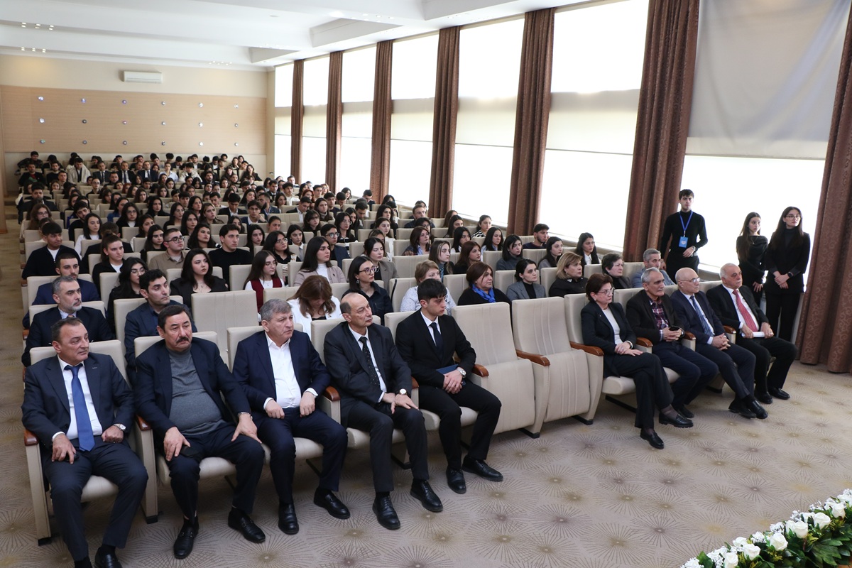 AzMİU-nun rektoru yüksək nəticə göstərən tələbələrlə görüşüb