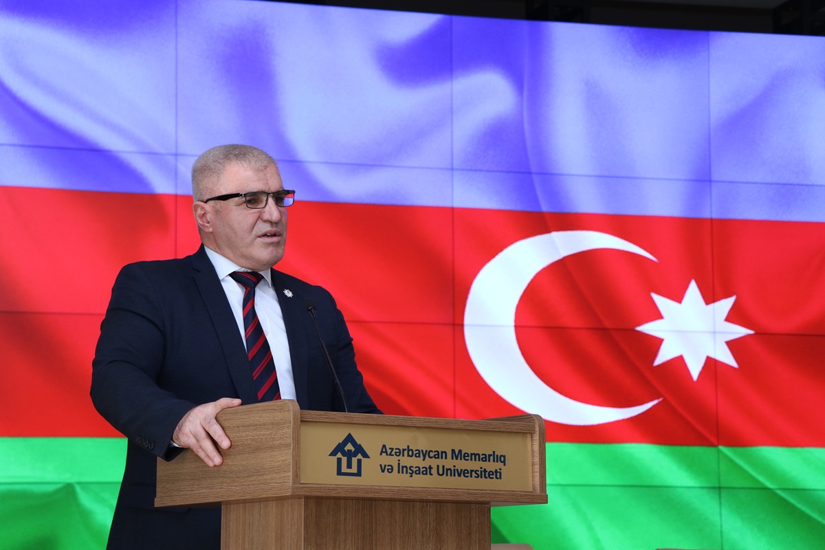 AzMİU-nun rektoru yüksək nəticə göstərən tələbələrlə görüşüb