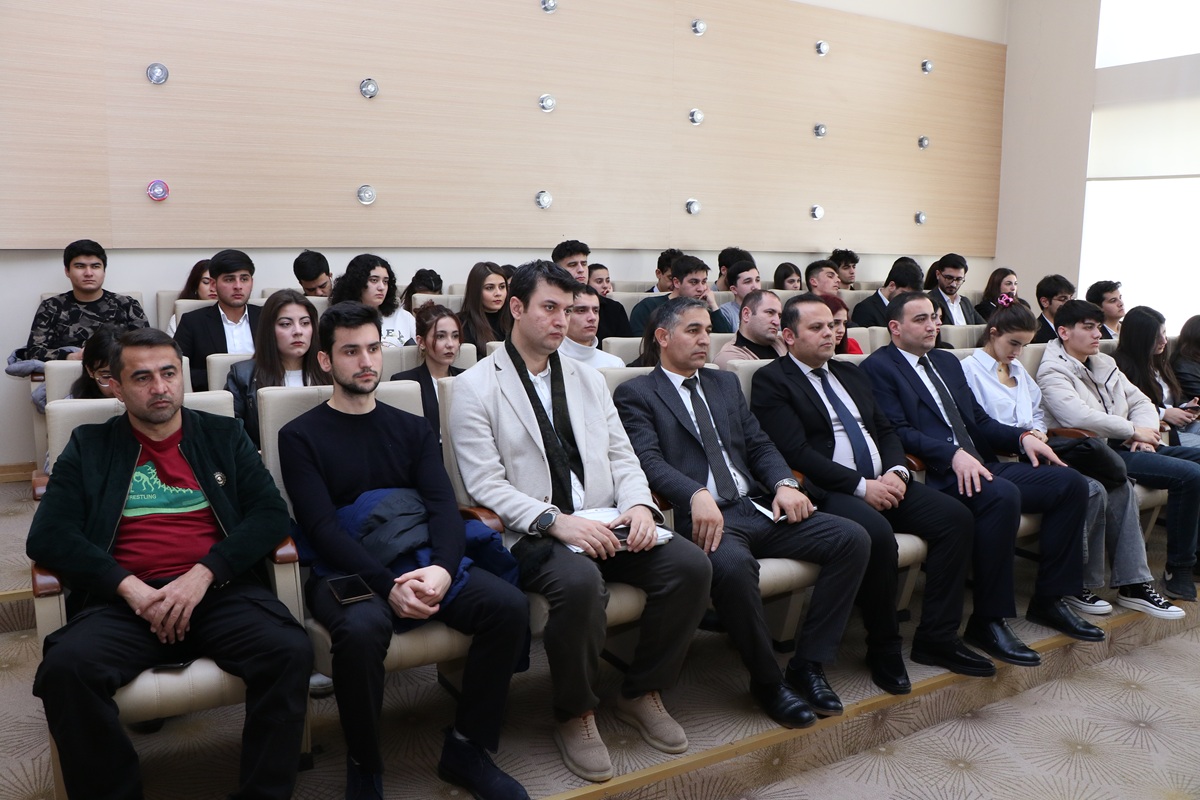 AzMİU-nun rektoru yüksək nəticə göstərən tələbələrlə görüşüb