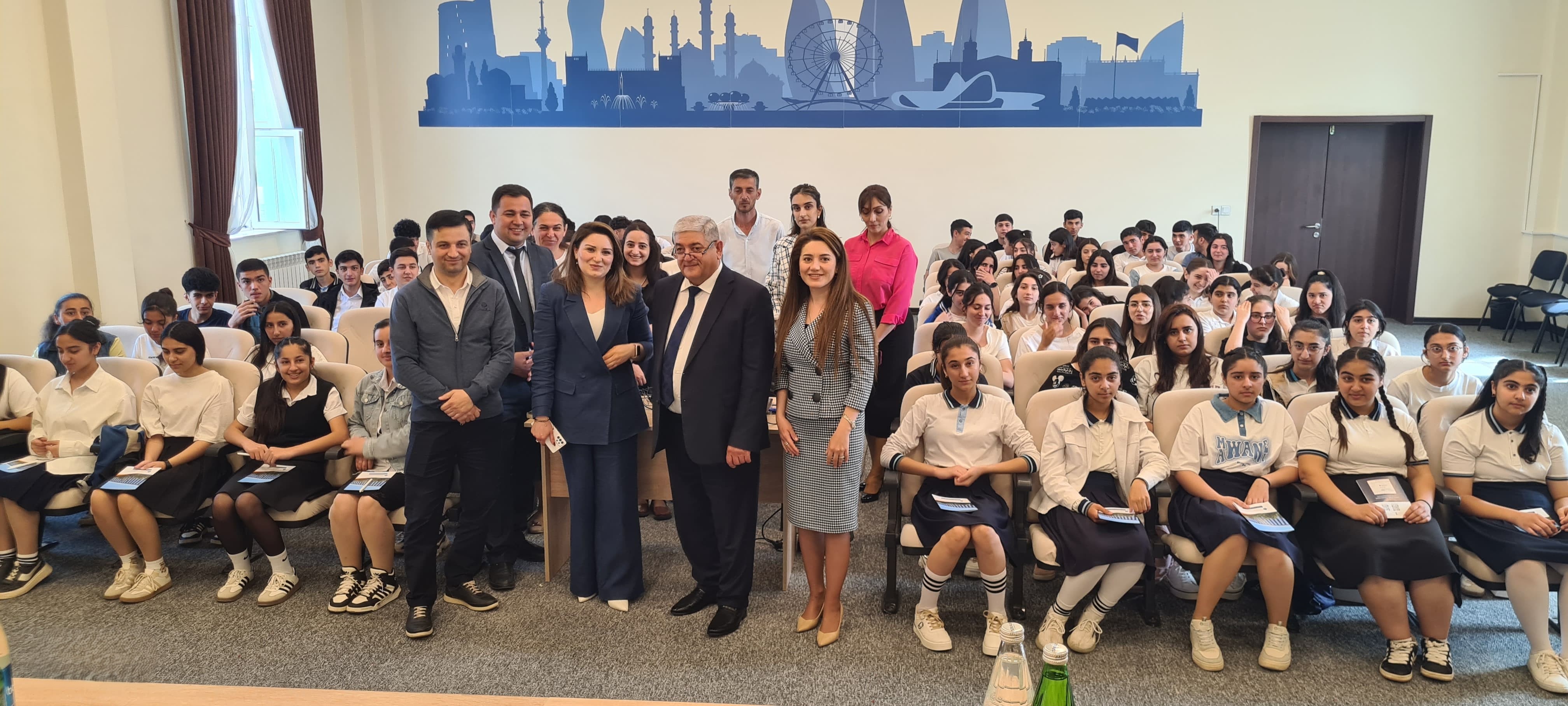 AzMİU region məktəblərinin şagirdləri ilə görüşüb 