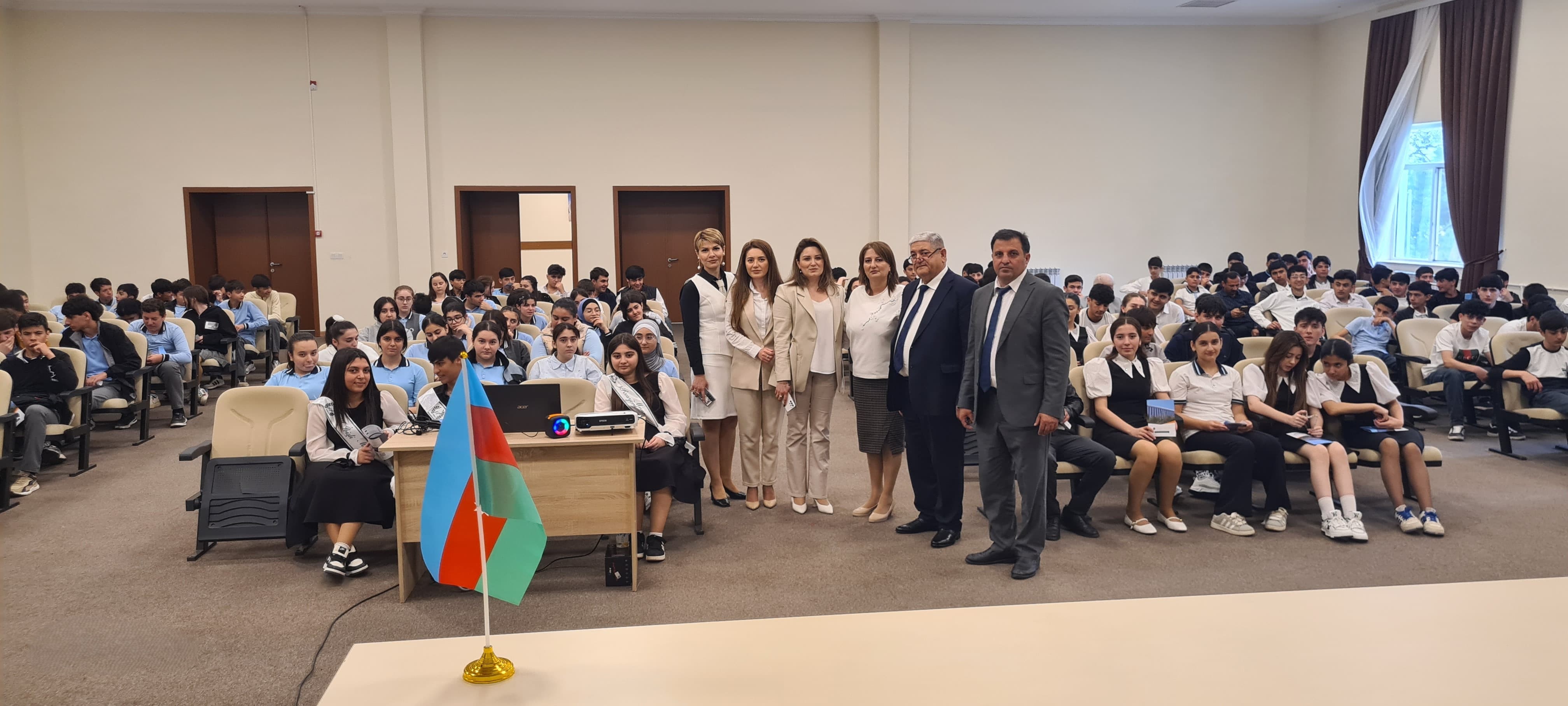 AzMİU region məktəblərinin şagirdləri ilə görüşüb