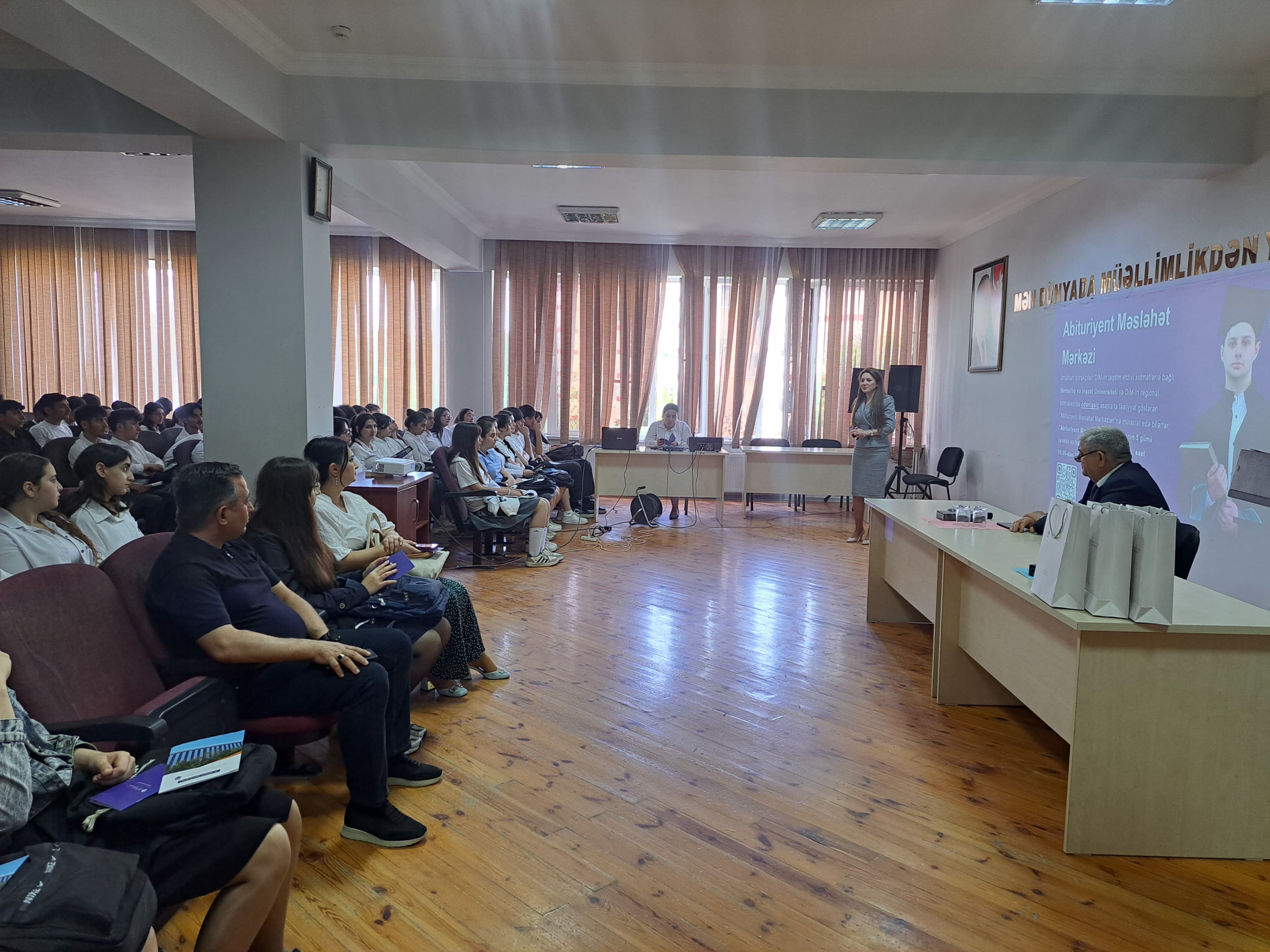 AzMİU region məktəblərinin şagirdləri ilə görüşüb