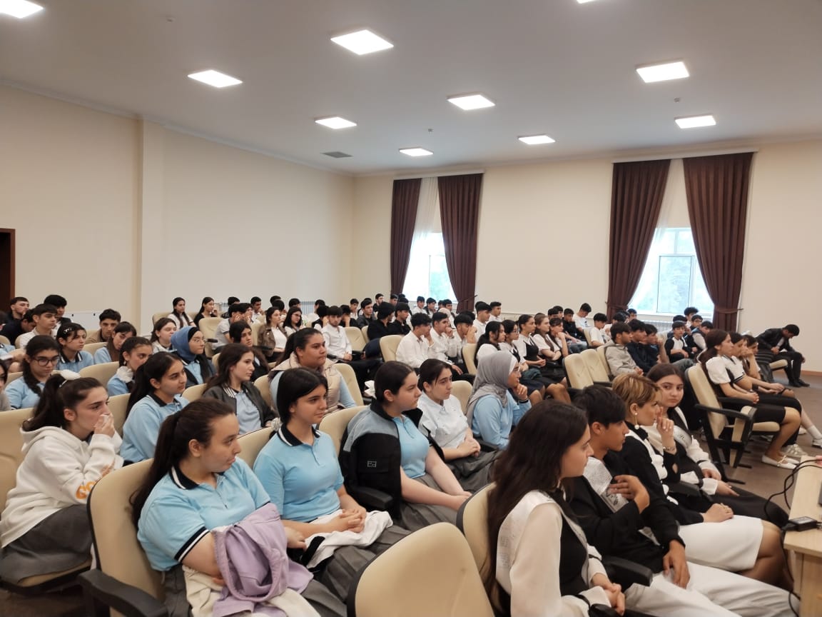 AzMİU region məktəblərinin şagirdləri ilə görüşüb