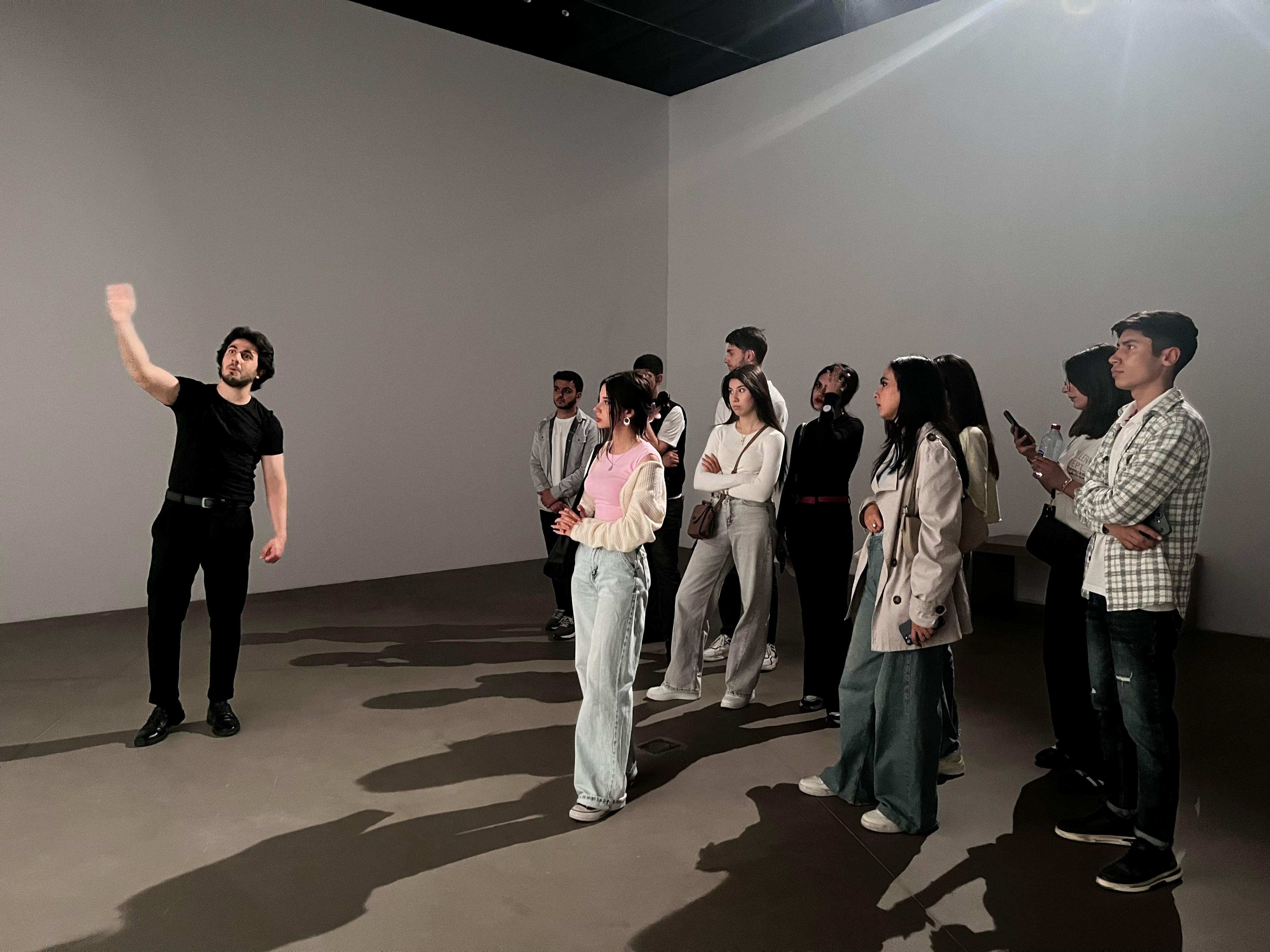 AzMİU tələbələri YARAT Müasir İncəsənət Mərkəzinə ekskursiya ediblər