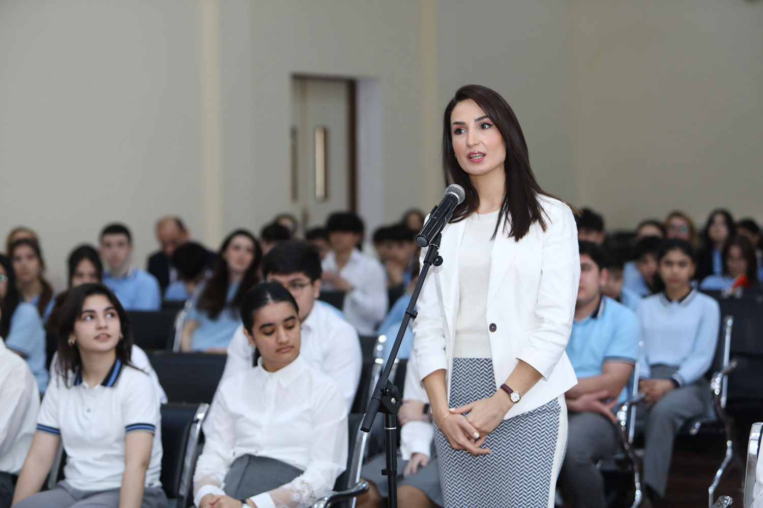 AzTV-nin sədri məktəblilərlə görüşüb