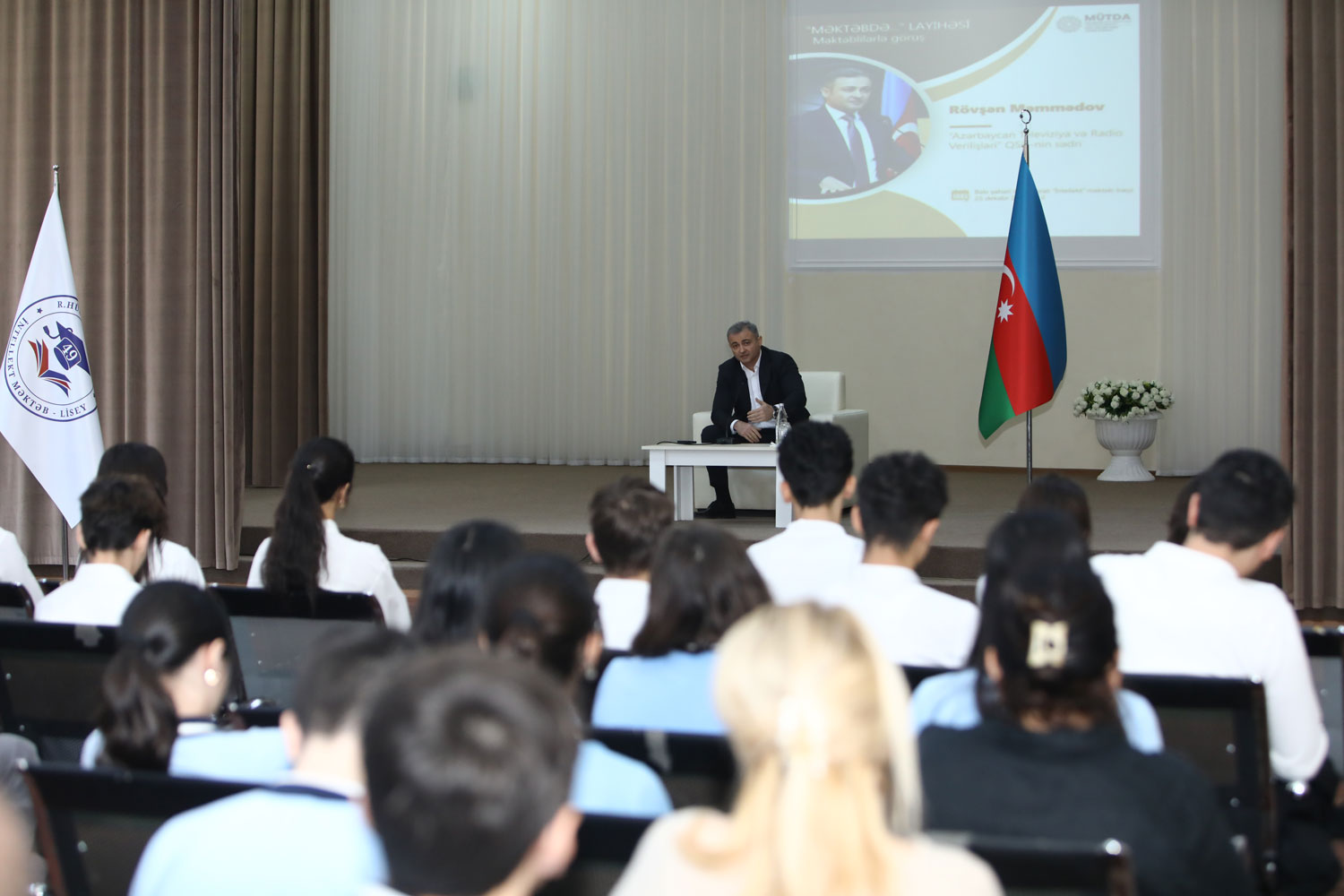 AzTV-nin sədri məktəblilərlə görüşüb