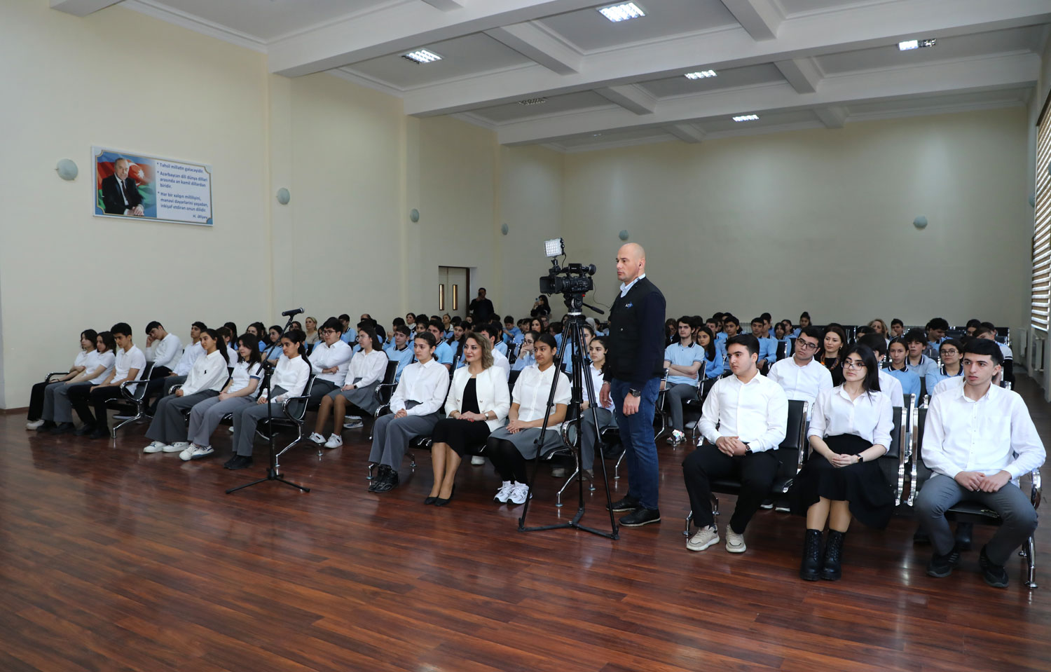 AzTV-nin sədri məktəblilərlə görüşüb