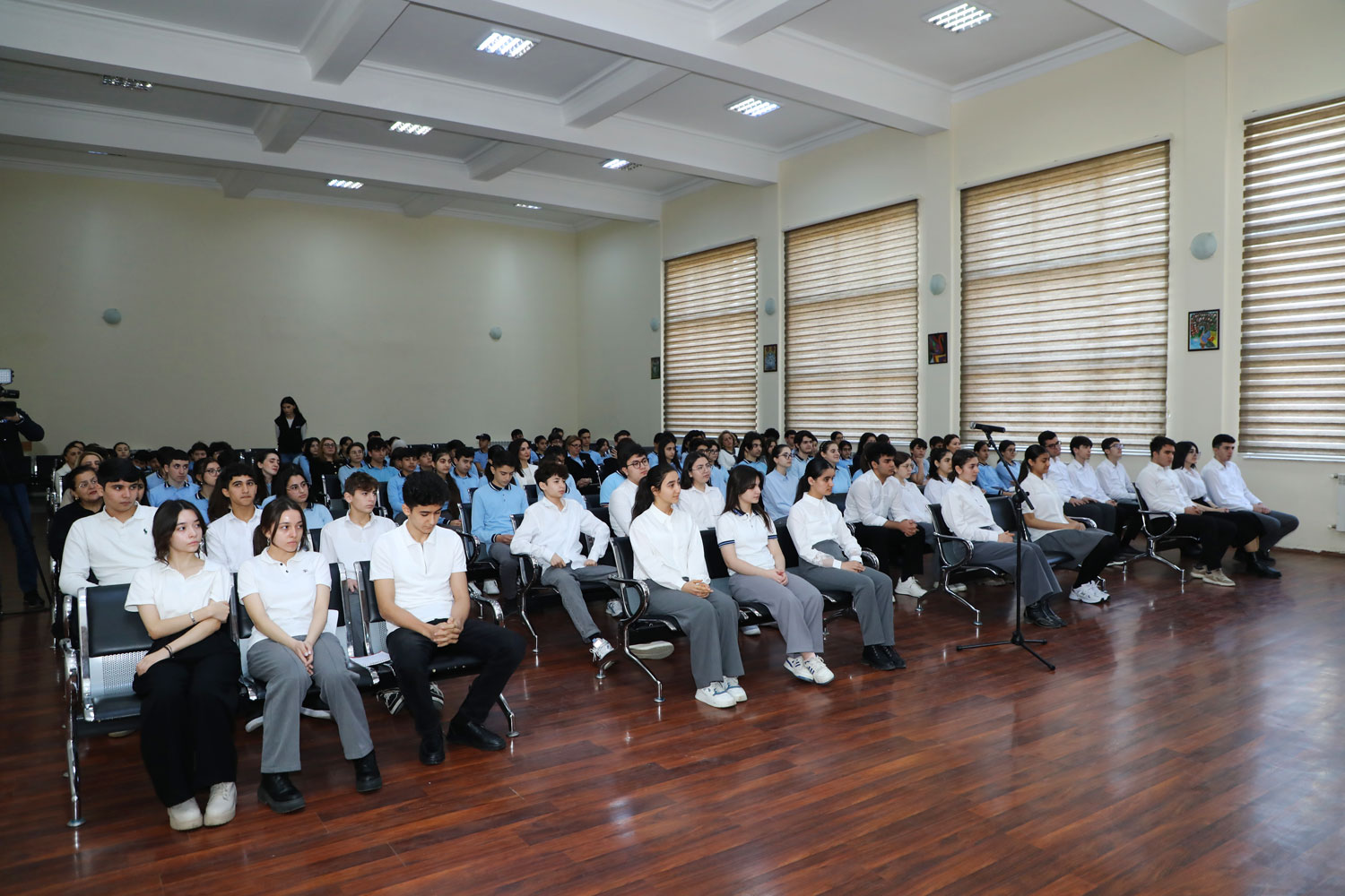 AzTV-nin sədri məktəblilərlə görüşüb