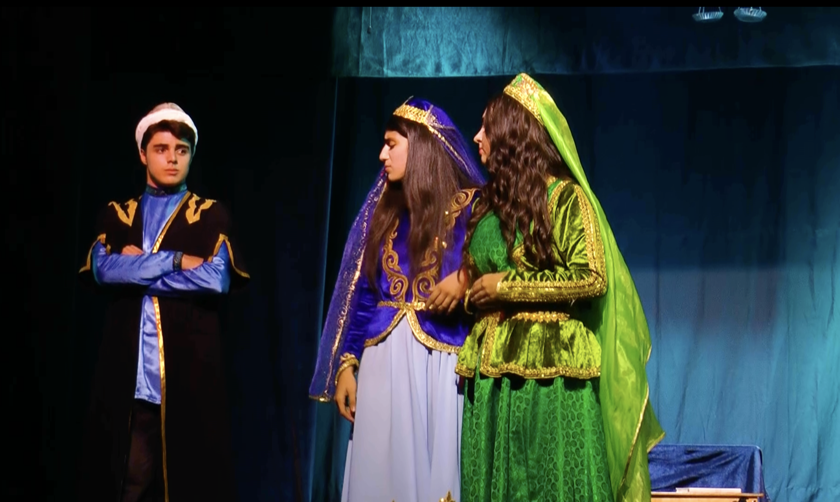 Azyaşlı aktyorlar: Gəncə məktəbliləri teatr səhnəsində 