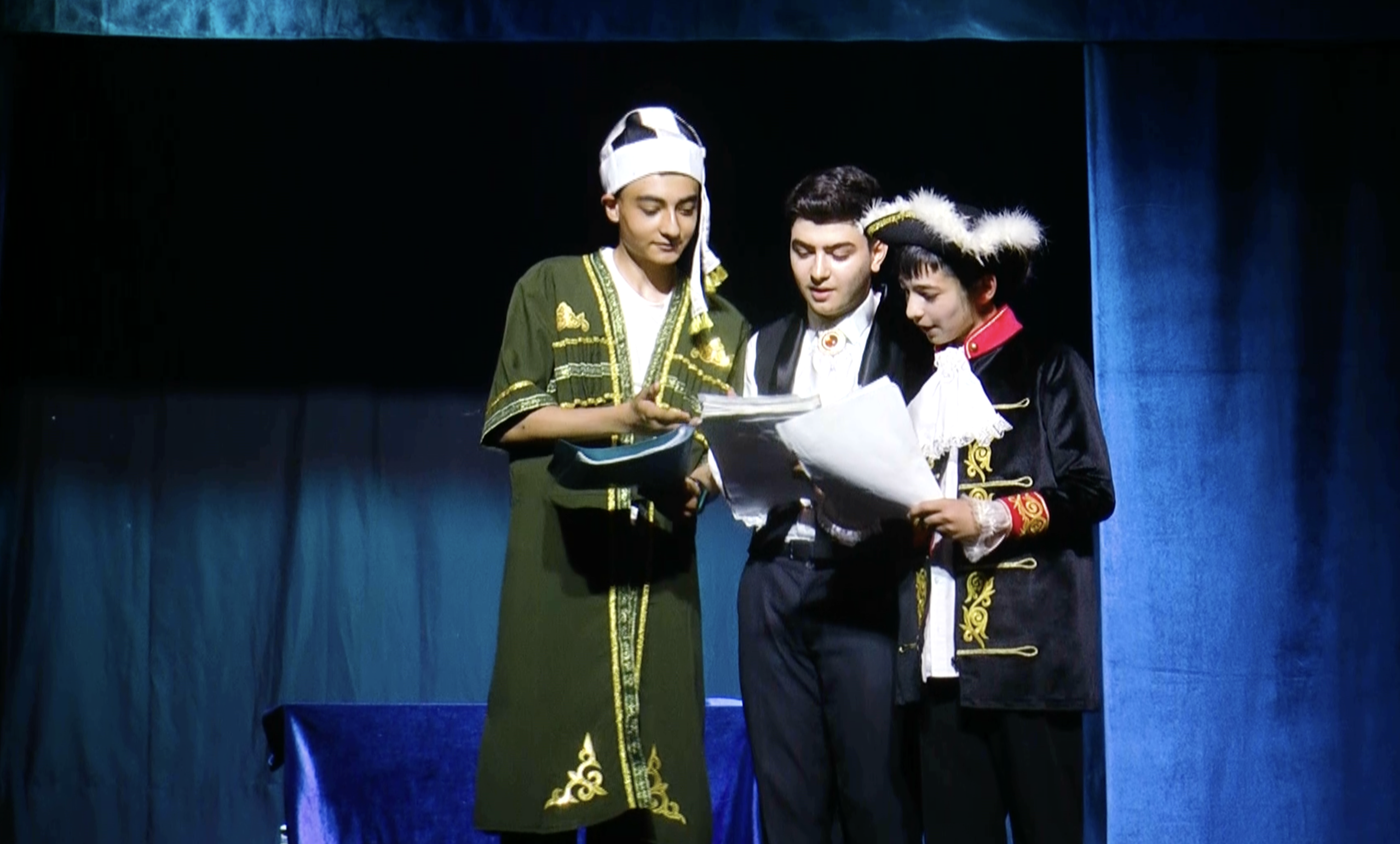 Azyaşlı aktyorlar: Gəncə məktəbliləri teatr səhnəsində 