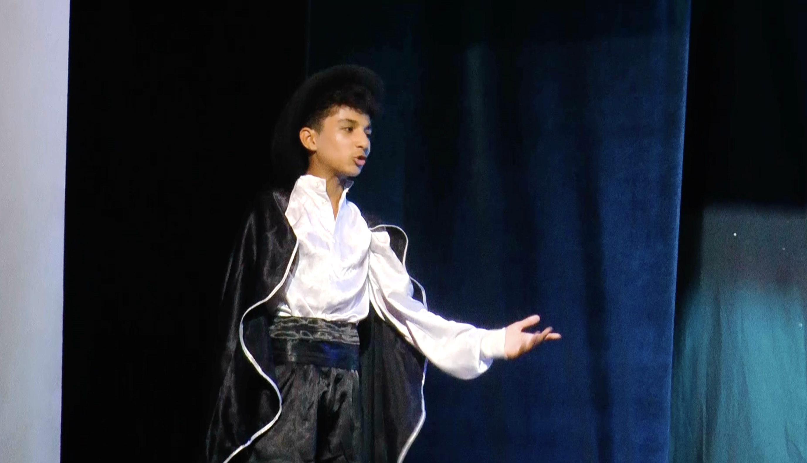 Azyaşlı aktyorlar: Gəncə məktəbliləri teatr səhnəsində 