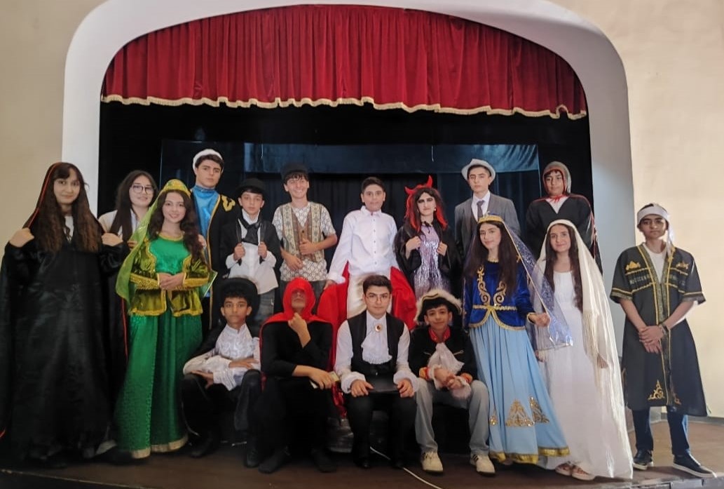Azyaşlı aktyorlar: Gəncə məktəbliləri teatr səhnəsində 