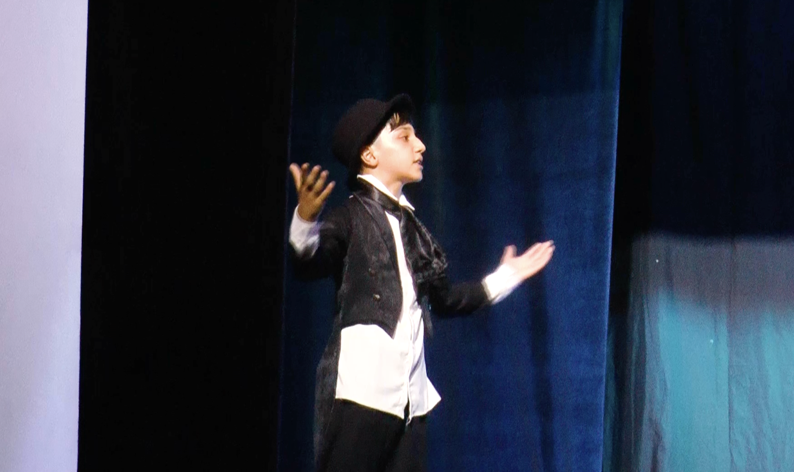 Azyaşlı aktyorlar: Gəncə məktəbliləri teatr səhnəsində 