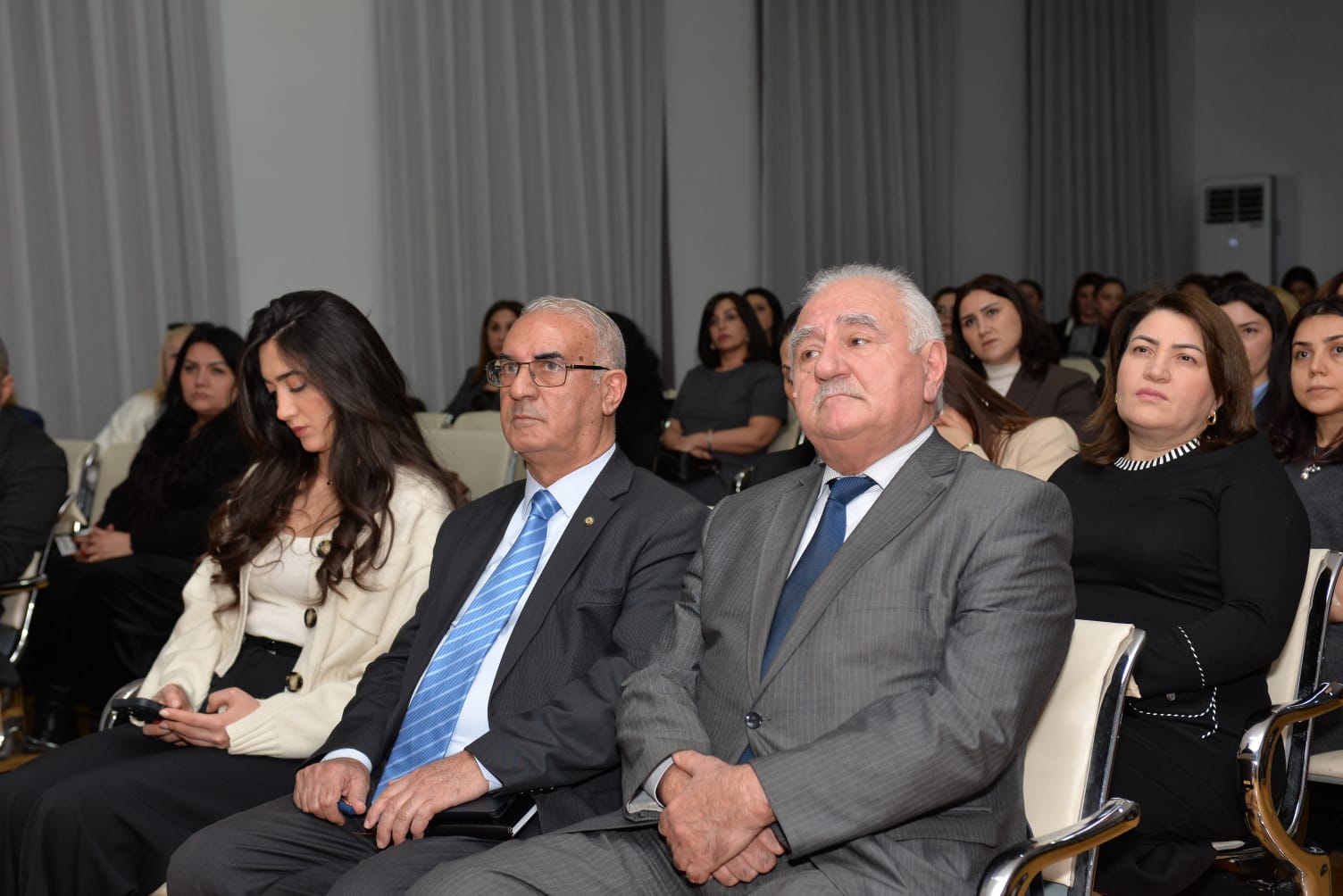 Bağça müdirləri və tərbiyəçi-müəllimlərin ictimai dinləməsi keçirilib