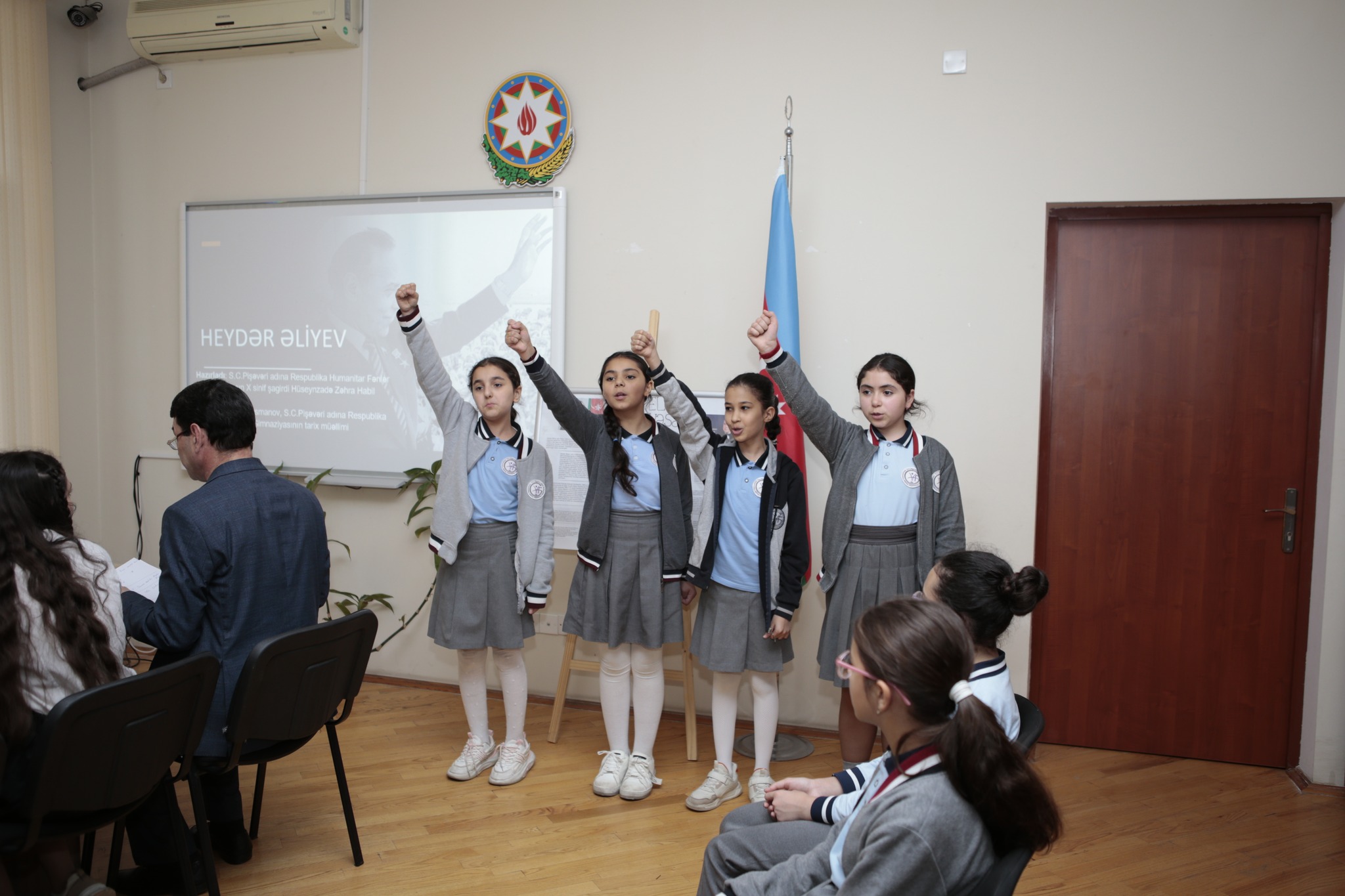 Bakı məktəblərində Ümummilli Liderə həsr olunmuş tədbirlər keçirilib