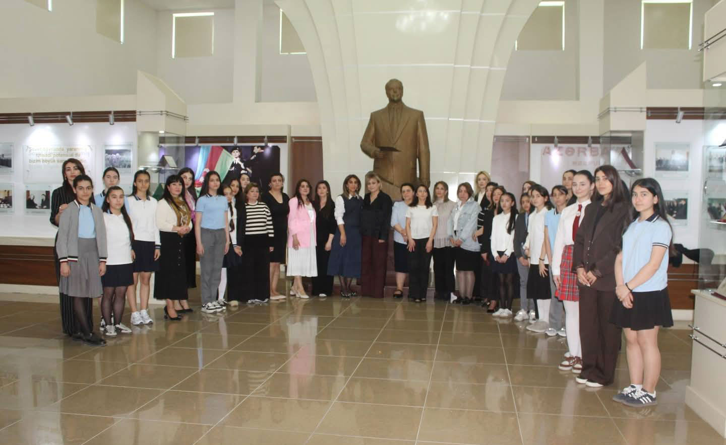 Bakı məktəblərində Ümummilli Liderə həsr olunmuş tədbirlər keçirilib