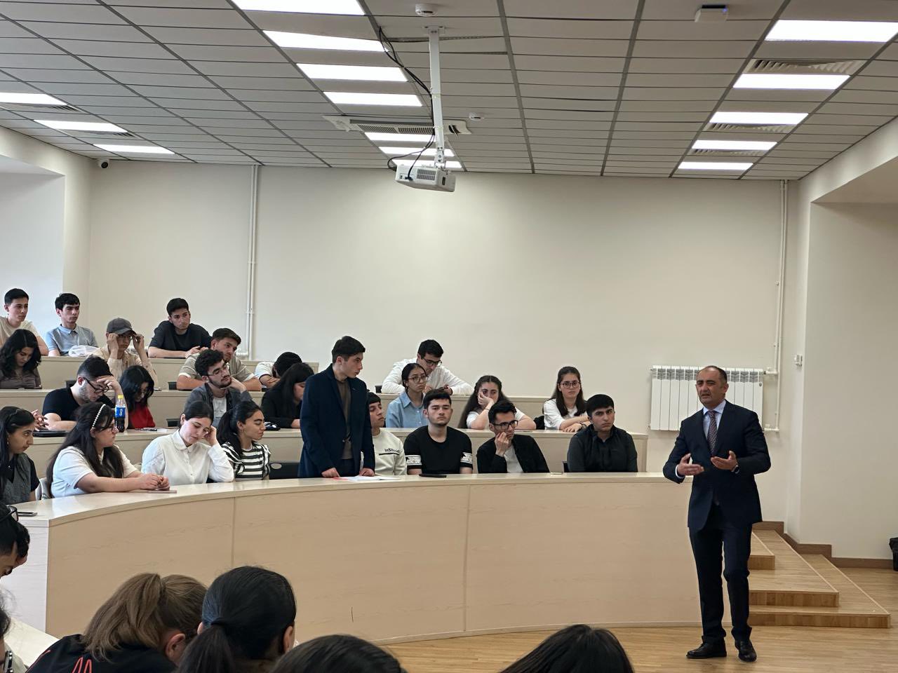 Baş Prokurorluğun idarə rəisi Qarabağ Universitetinin tələbələri ilə görüşüb