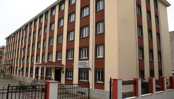 BDU-nun nəzdində “Gənc istedadlar” liseyi şagird qəbulu elan edir 