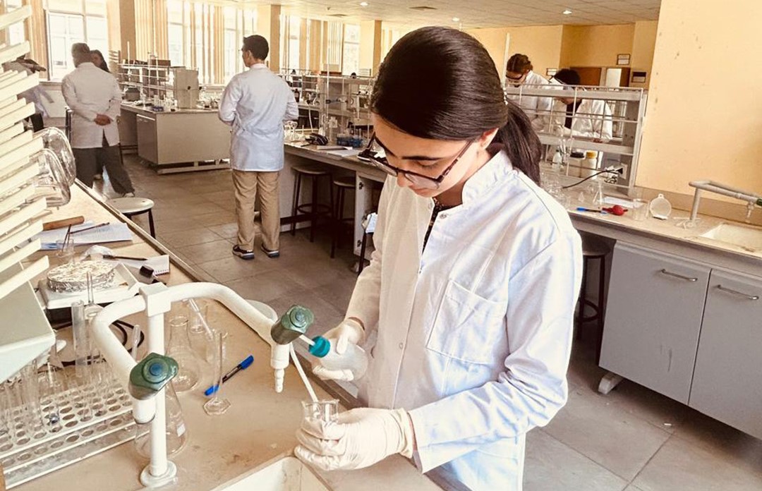 Beynəlxalq Kimya Olimpiadasında iştirak edəcək komanda üzvlərinə laboratoriya dərsləri keçirilir 