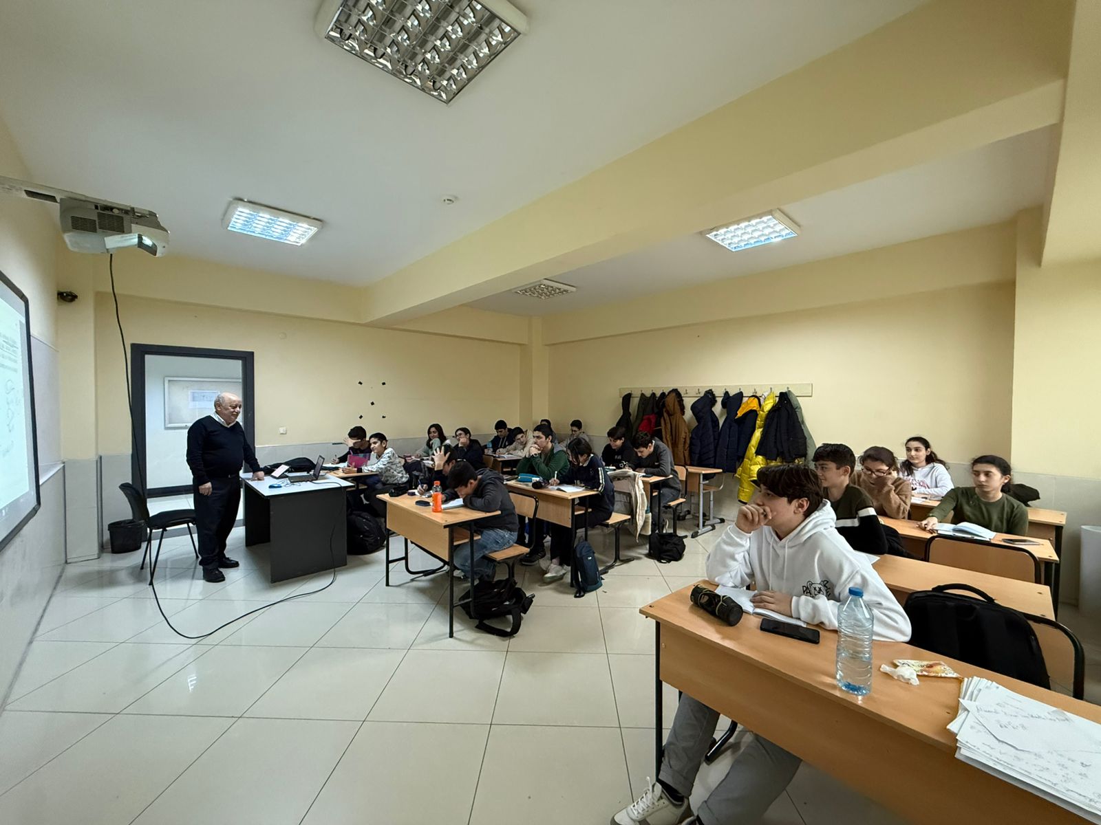 Beynəlxalq olimpiadalara hazırlıq mərkəzinin şagirdlərinə riyaziyyatdan intensiv dərslər keçirilib