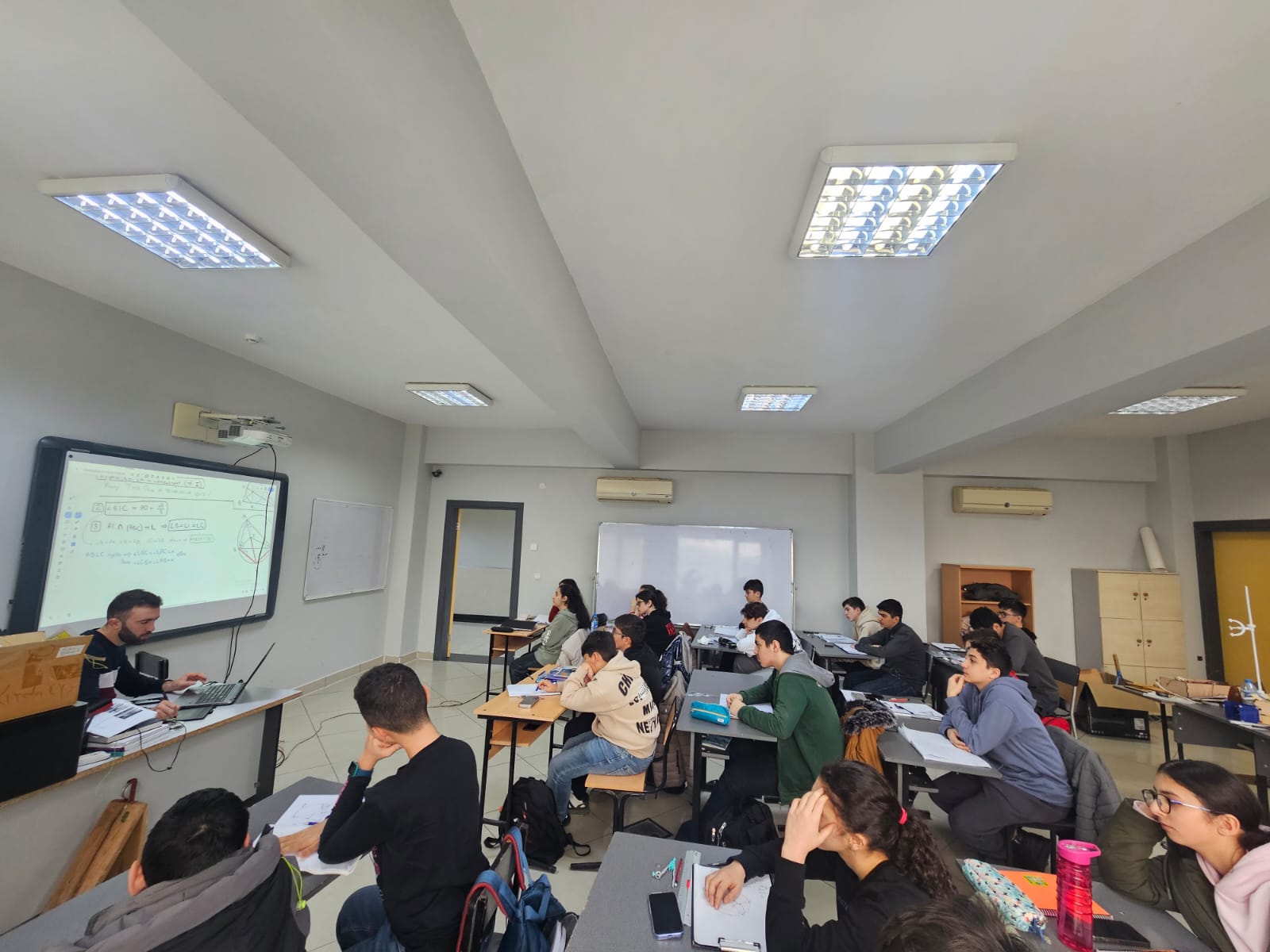 Beynəlxalq olimpiadalara hazırlıq mərkəzinin şagirdlərinə riyaziyyatdan intensiv dərslər keçirilib