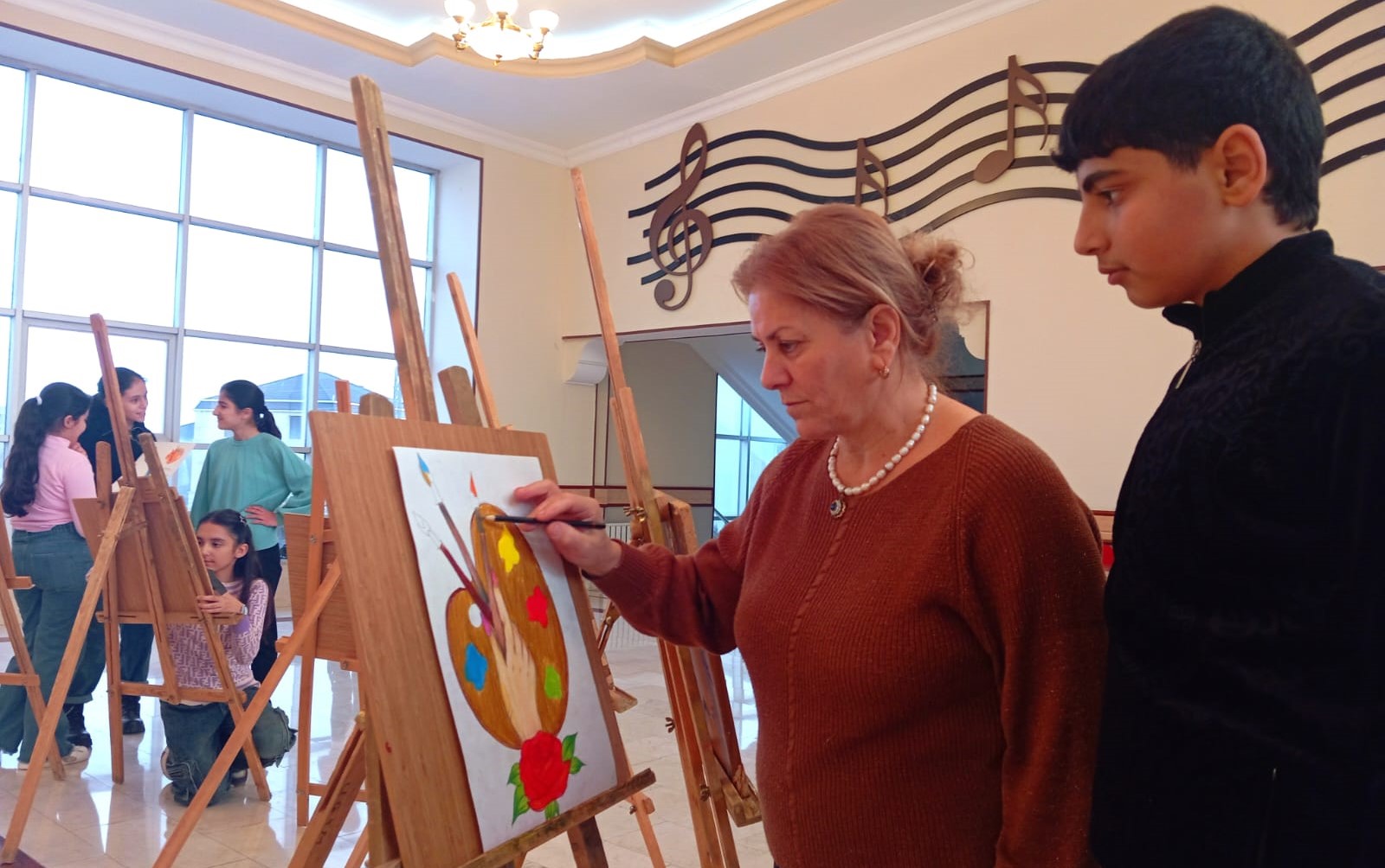 “Bəzi şagirdlərimizi gələcəyin məşhur rəssamları kimi görürük” – Naxçıvanın Yaradıcılıq Mərkəzindən REPORTAJ 