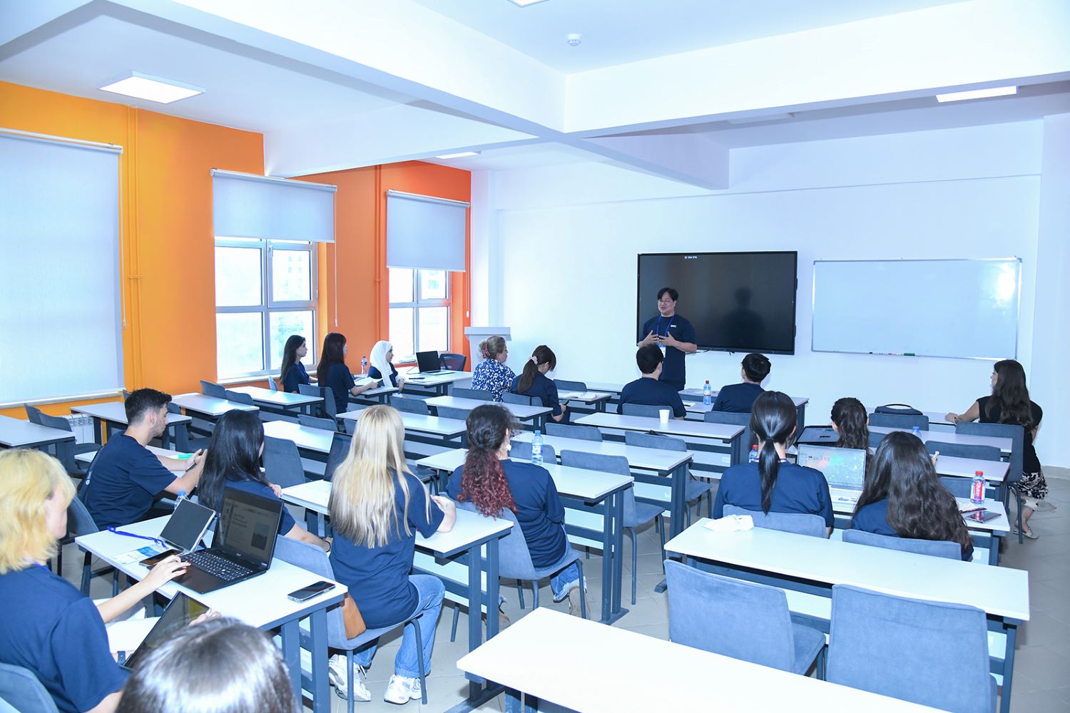 BMU-da iqlim böhranı ilə bağlı hakatonun iştirakçıları ilə görüş keçirilib