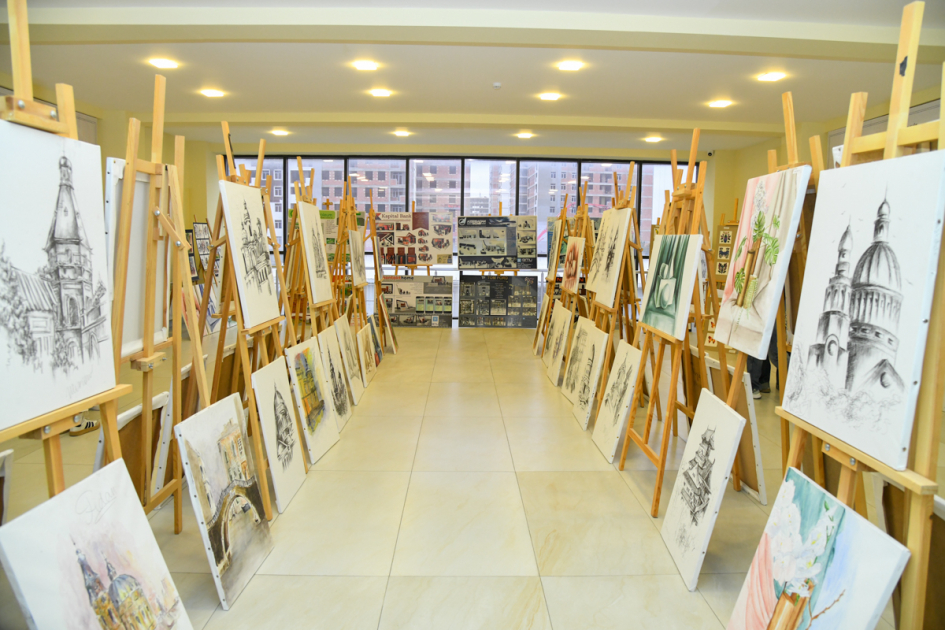 BMU-da tələbələrin rəsm əsərlərinin sərgisi keçirilib 