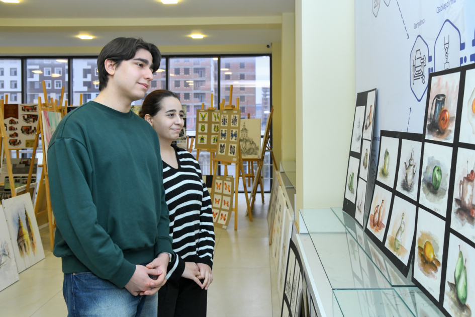BMU-da tələbələrin rəsm əsərlərinin sərgisi keçirilib