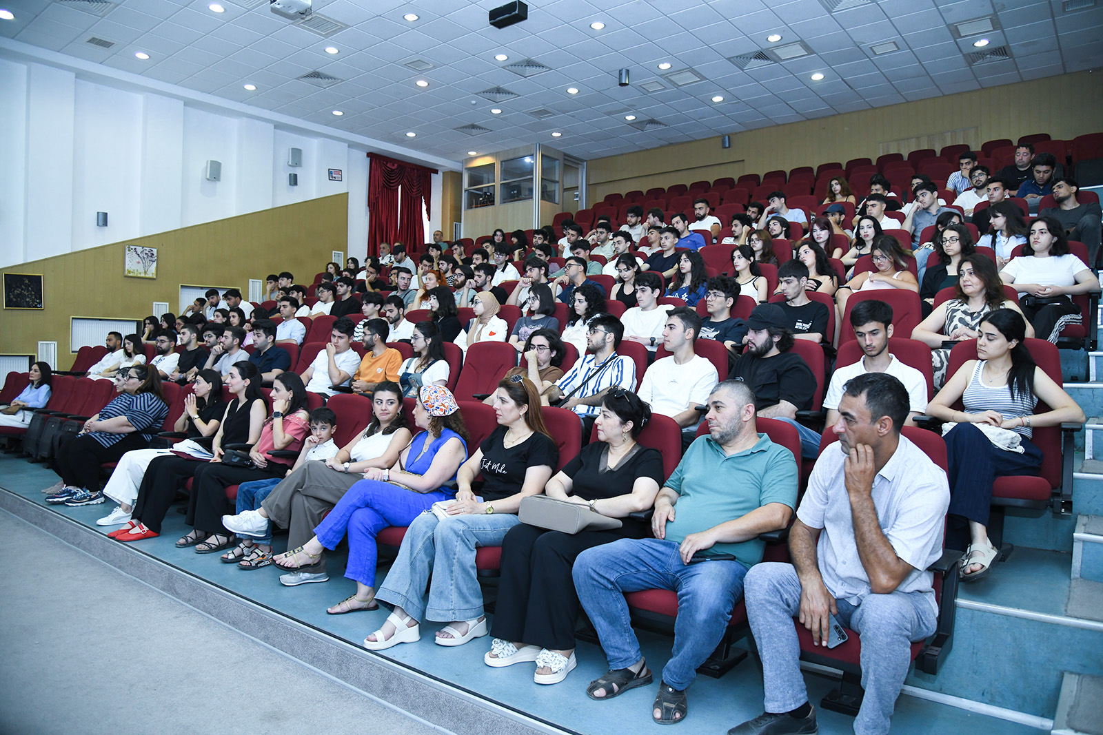 BMU rektoru Koreyada təhsilini davam etdirəcək 114 tələbə ilə görüşüb