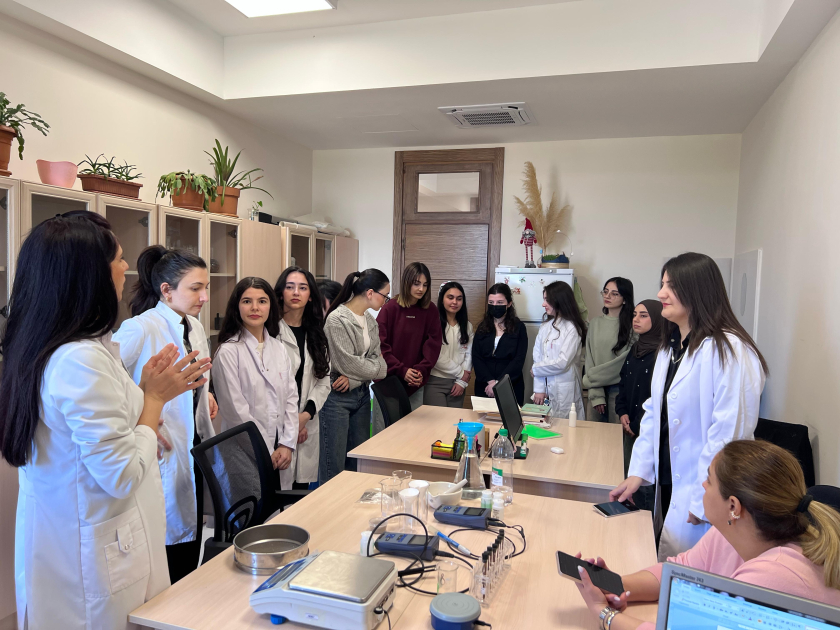 Botanika İnstitutunda tələbələrə təcrübi dərs keçirilib 