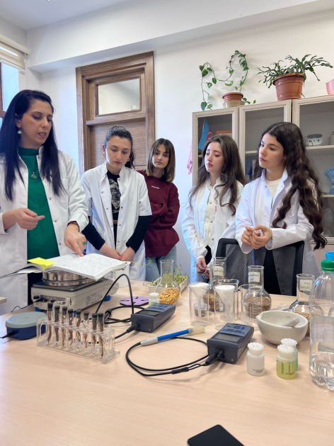 Botanika İnstitutunda tələbələrə təcrübi dərs keçirilib