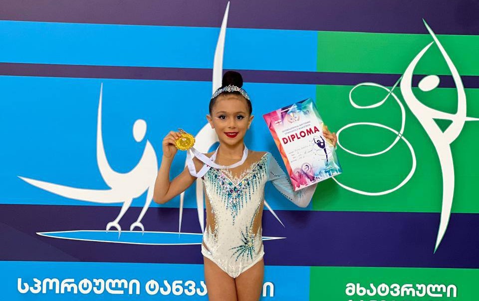 Böyük səhnədə zərif addımlar – Balaca Zeynəbin hekayəsi