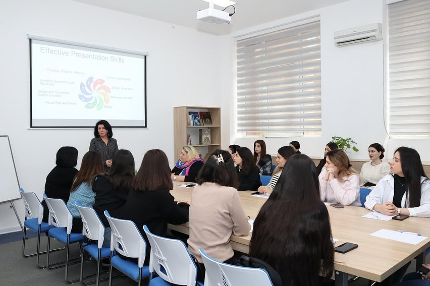 BSU-da “Ünsiyyət və təqdimat mədəniyyətinin ünsürləri” adlı təlim keçirilib