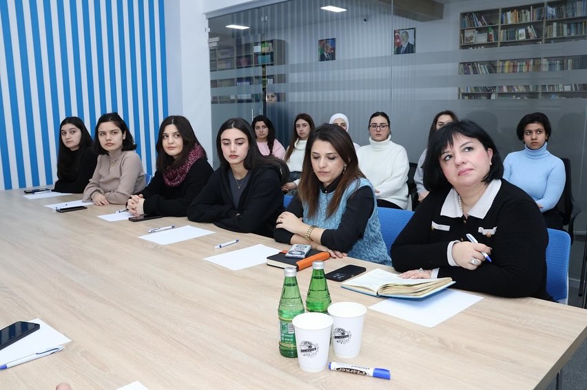 BSU-da “Ünsiyyət və təqdimat mədəniyyətinin ünsürləri” adlı təlim keçirilib