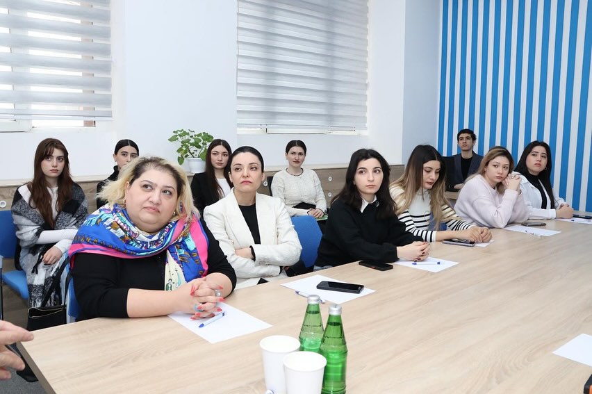 BSU-da “Ünsiyyət və təqdimat mədəniyyətinin ünsürləri” adlı təlim keçirilib