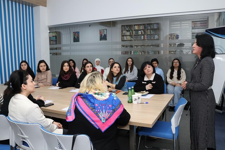 BSU-da “Ünsiyyət və təqdimat mədəniyyətinin ünsürləri” adlı təlim keçirilib