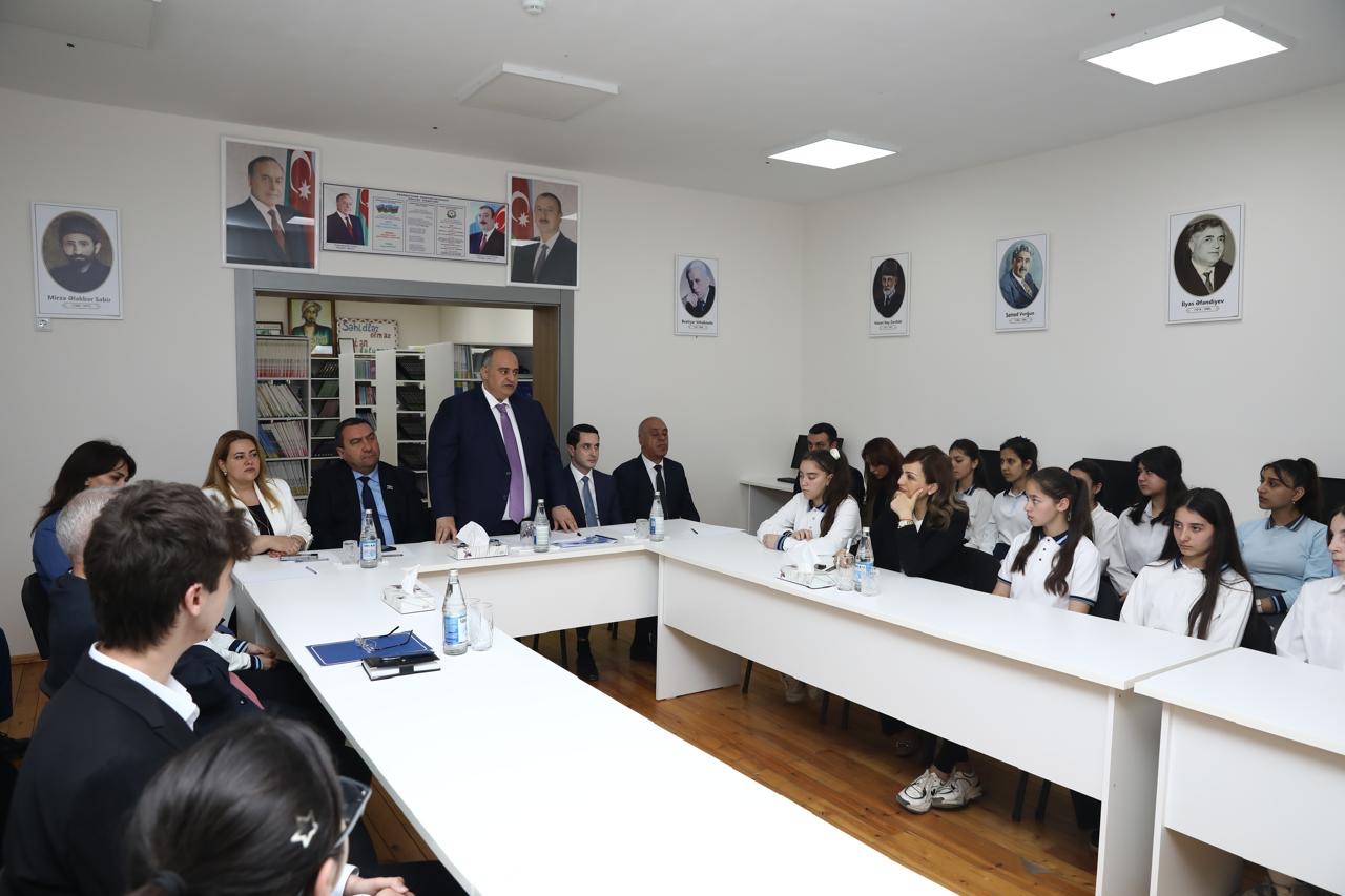 BSU-nun rektoru Qubada məktəblilərlə görüşüb 